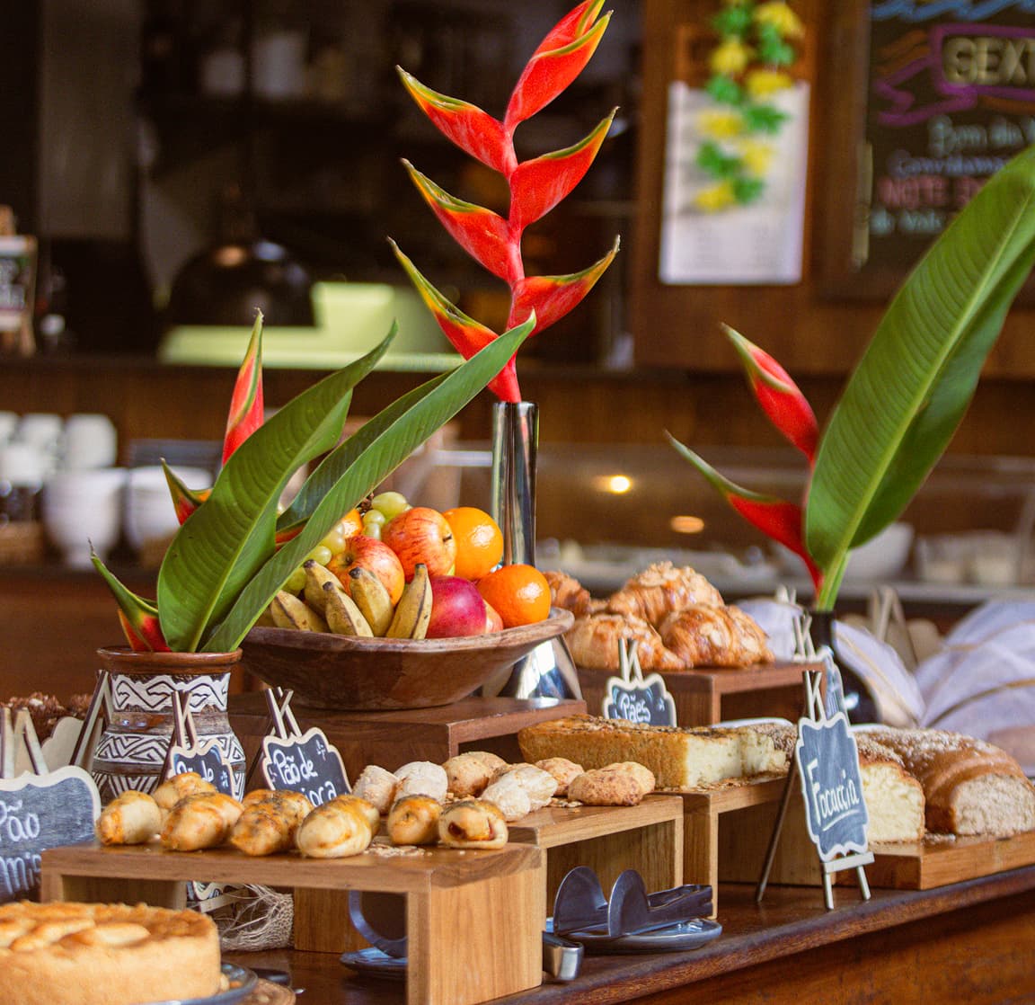 Buffet de café da manhã do Restaurante do Vale com pães, bolos artesanais e flores tropicais em Fernando de Noronha