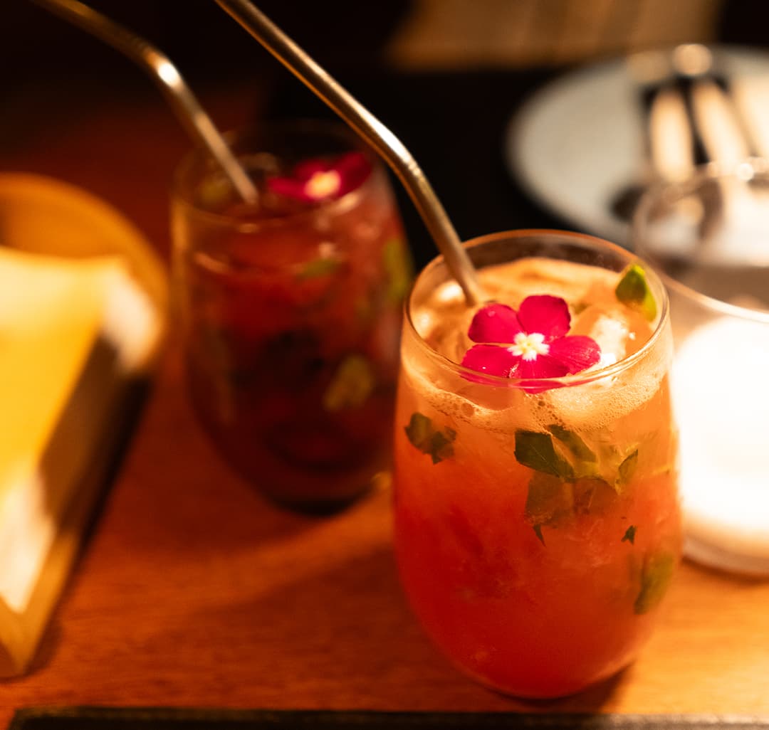 Caipirinhas de frutas vermelhas com hortelã e flores comestíveis no Restaurante do Vale, Fernando de Noronha